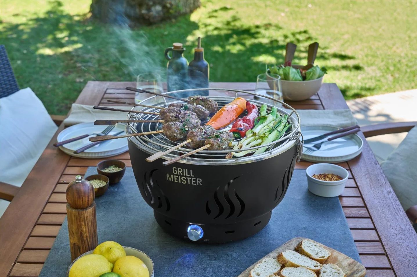 BBQ-Box am gedeckten Tisch
